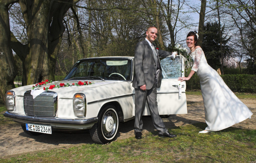 Brautpaar mit Hochzeitsauto