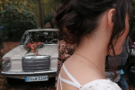 Braut mit BENZ INS GLÜCK im Hintergrund
