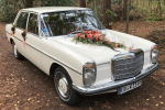 Frontansicht BENZ INS GLÜCK mit Blumenschmuck